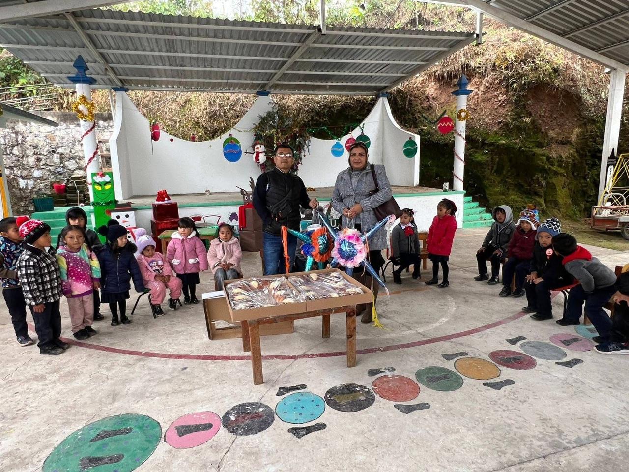 Entrega de juguetes y la tradicional rosca de reyes